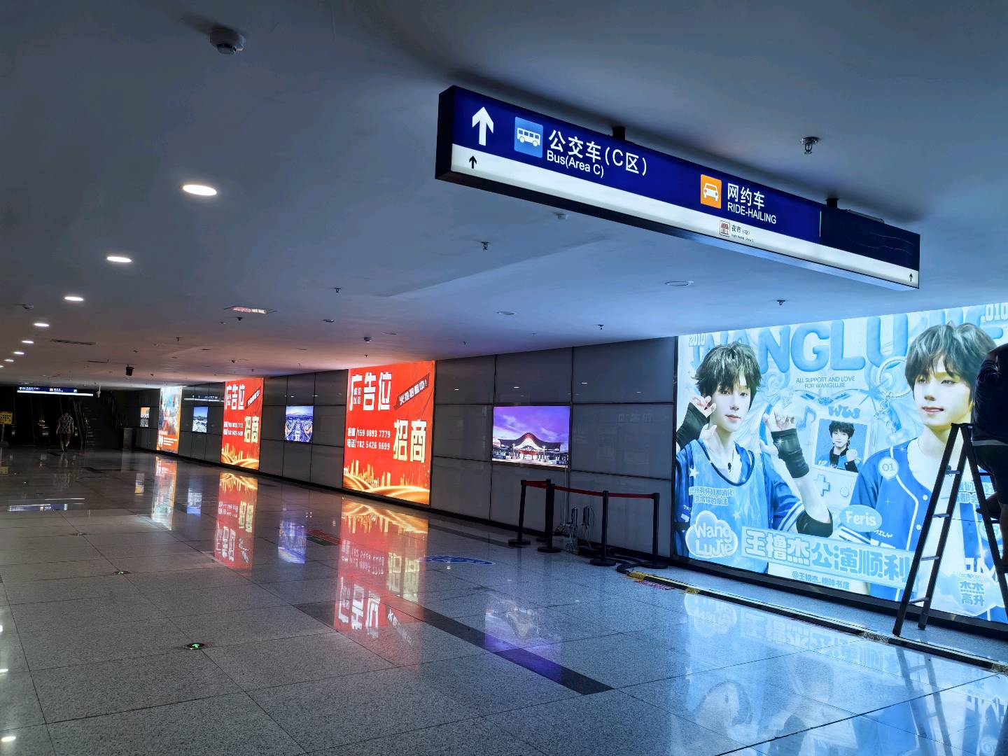 李女士乙方信息青岛西站高铁出站通廊广告，客流必经，诚招合作