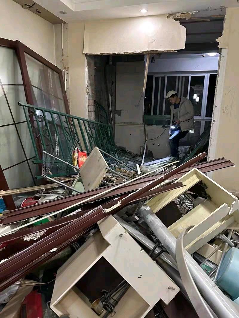 魏惠滨拆除、砸墙,敲墙拆除、家装敲墙拆除拆旧、拆除工厂、学校、别墅等。 吊顶