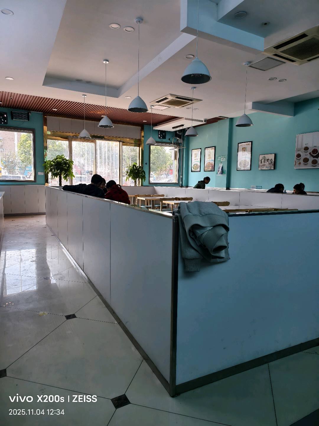 马伟淮安有餐饮快餐店，楼上下二百平，生意缩水，想一店二用，找合伙人增加晚场