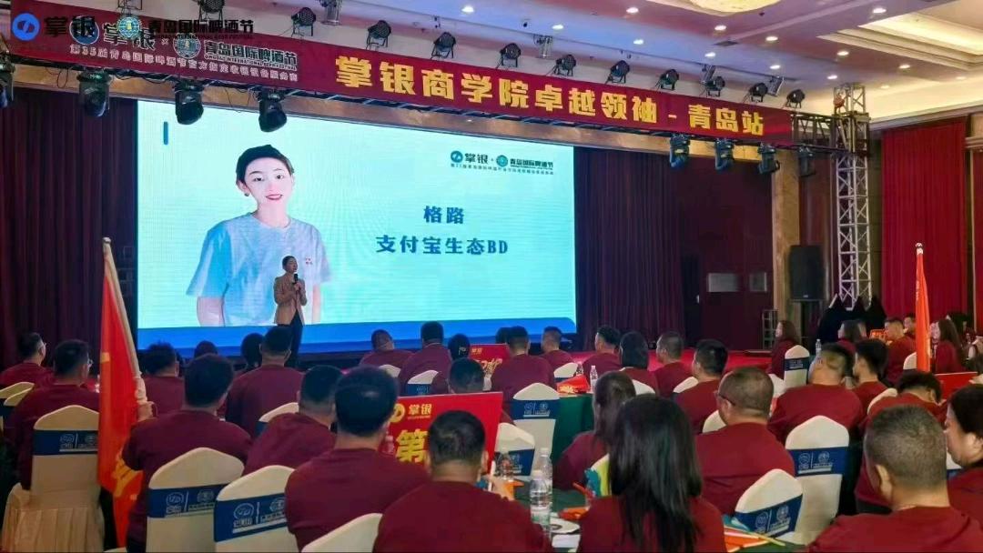 杨婷找合伙人支付宝碰一下收银设备和收银机