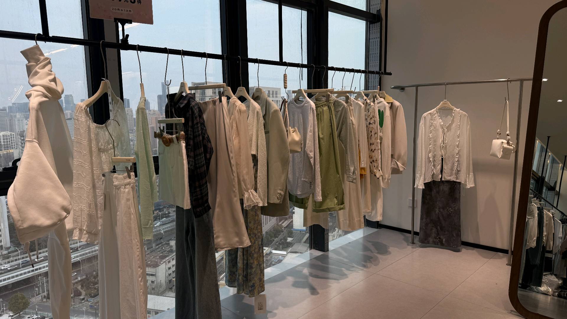 夏绍兴找合伙人
服装云连锁拓店项目，诚邀本地地推团队合作
