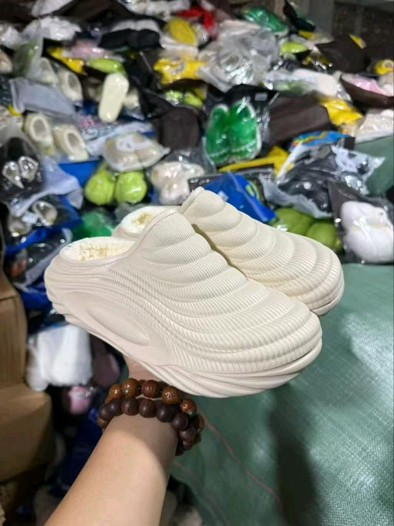 郑建涛冬季赚钱项目，棉拖鞋，仿水绵拖，价格2块到4块一双，很适合想要创业的人
