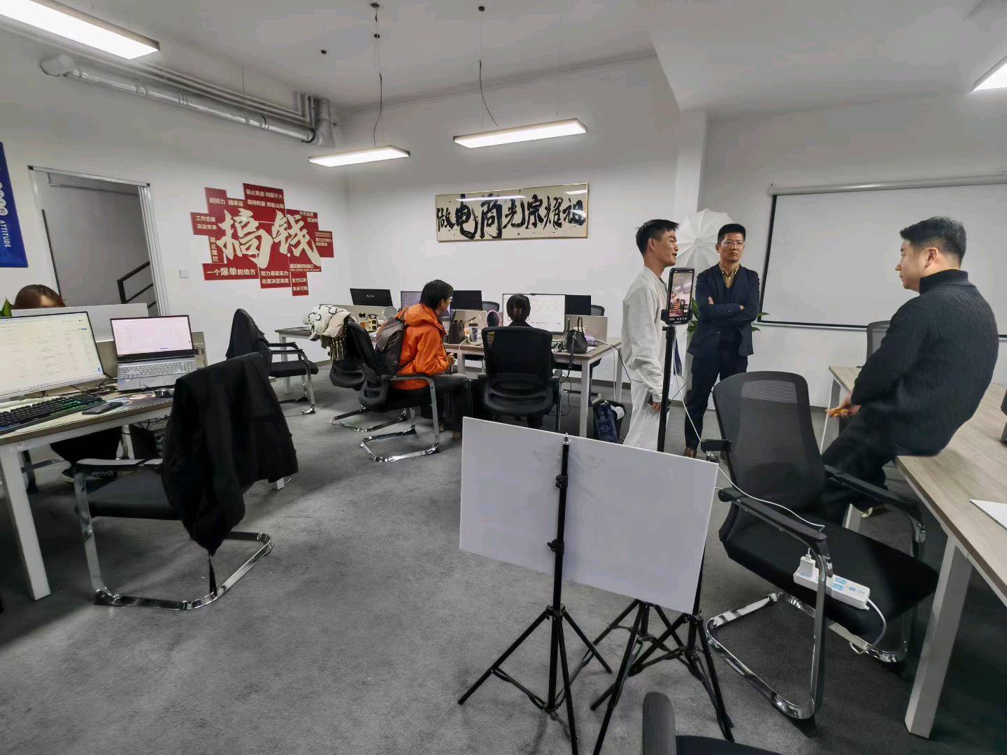 霍先生找合伙人拼多多供应链代发 诚招全国代理我们专注拼多多一件代发供应链，通过直播