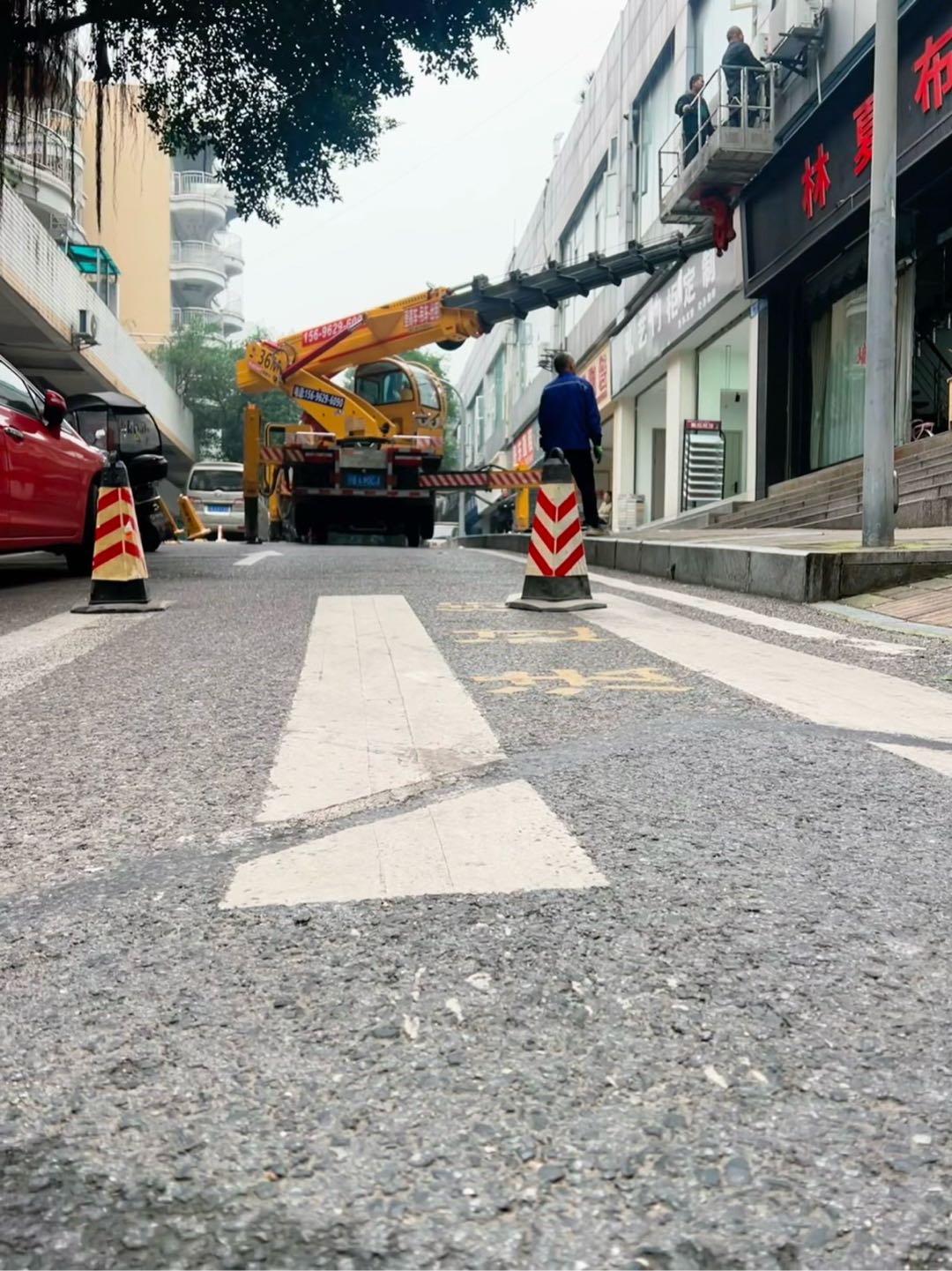 王先生其他供需重庆高空车吊车出租 设备齐全安全可靠  1小时快速响应