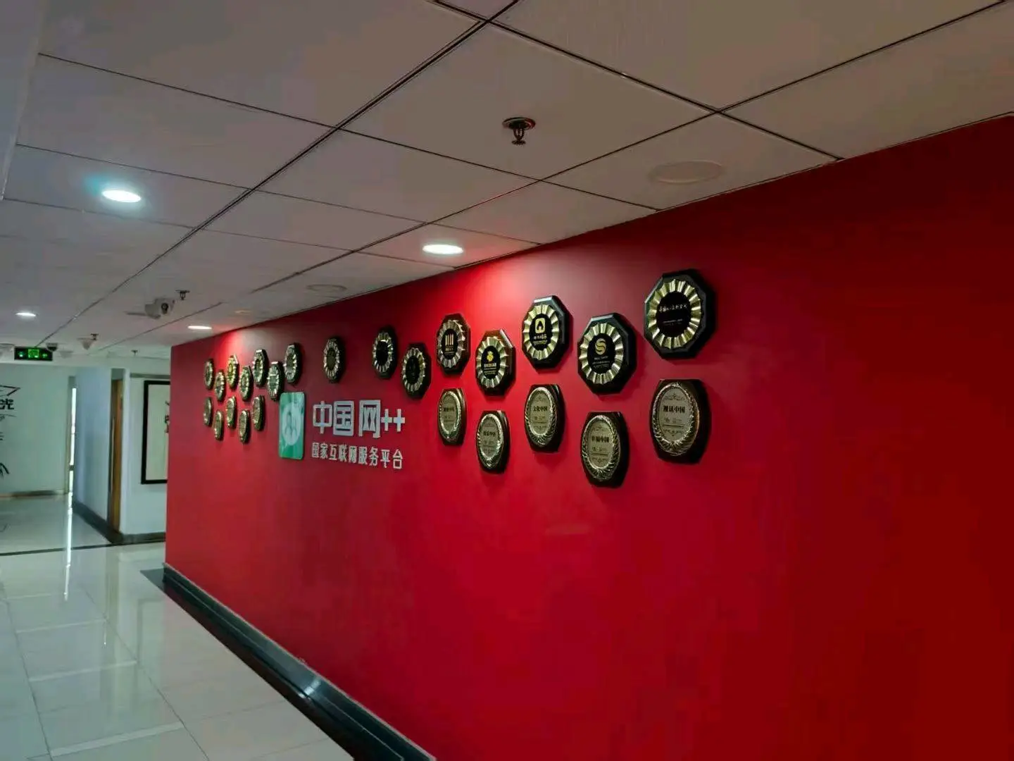 曾先生销货渠道线上直播与线下社群的快消品推广团队,如果你有强烈的成功欲望,就加入我们