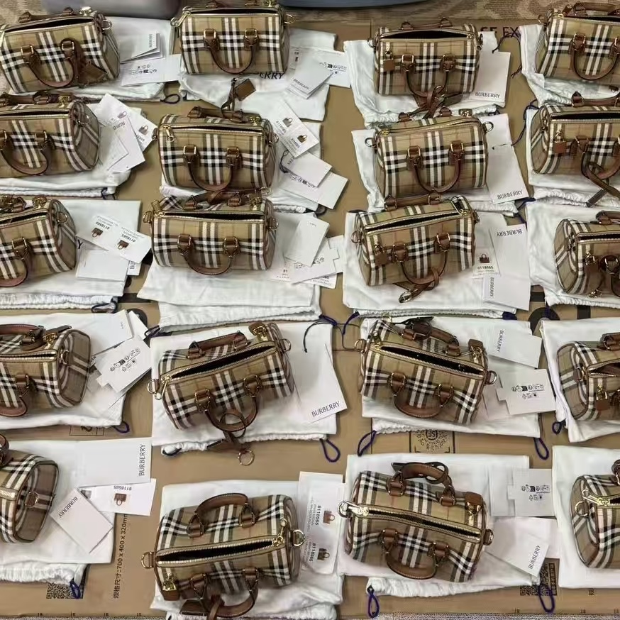 王先生品牌货源国内奢侈品一手货源 古驰博柏利
tb始祖鸟各种品牌奢侈品均有，欢迎批发