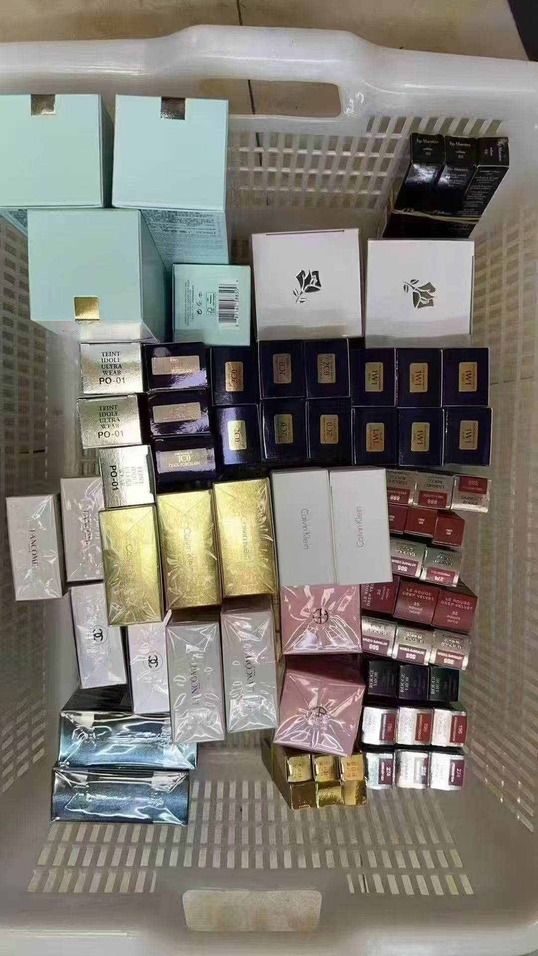 林女士我提供免税美妆货源，一线品牌1.8折起，保税仓一件代发，寻求全渠道合作