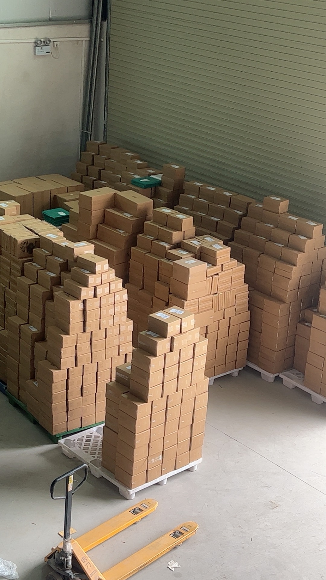 黄蔚淳品牌货源有大量产品，需要私域、社群、直播等各种卖货渠道合作，你负责卖我负责发货