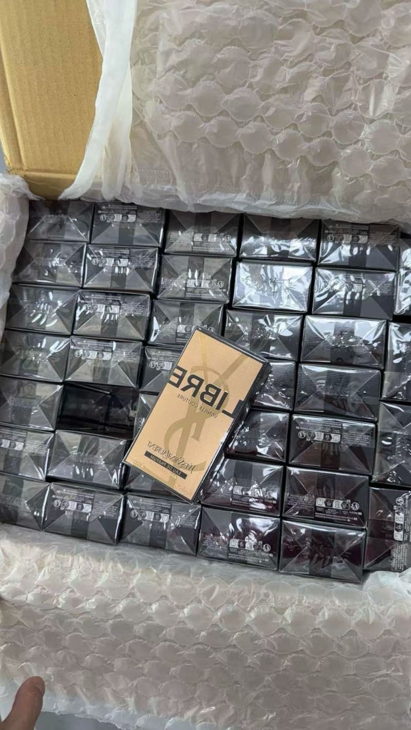 张式浩提供得物搬砖货源月入*很简单百分之30个点朝上欧州订单一手采购