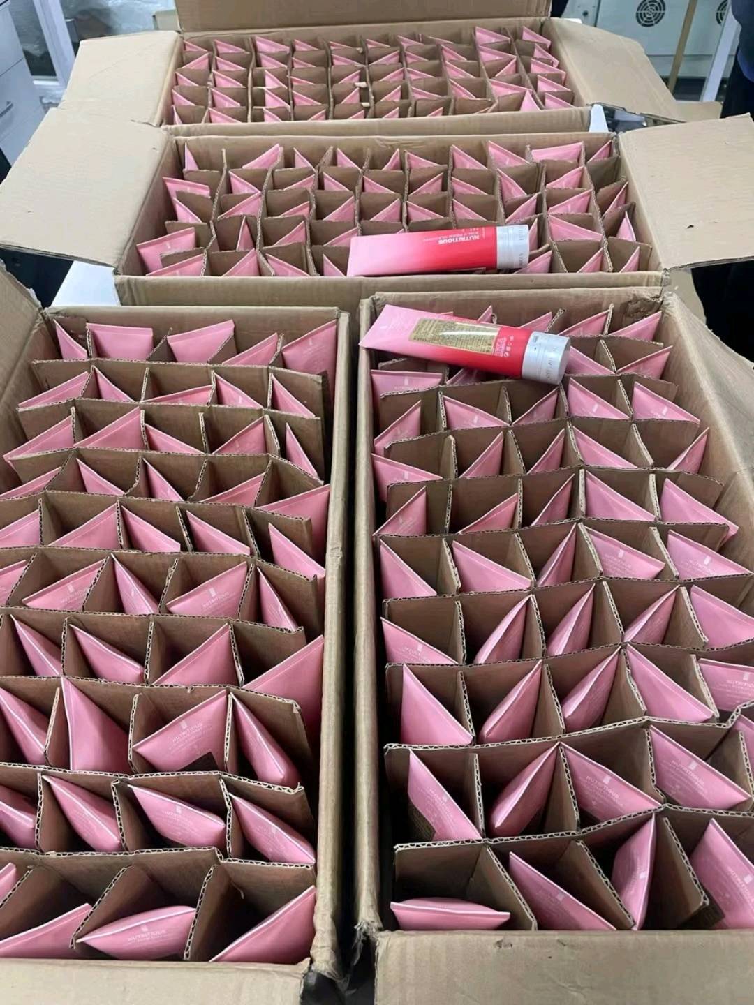 李勇提供一线美妆品牌，香奈儿、迪奥、纪梵希、TF等，寻实体商超合作