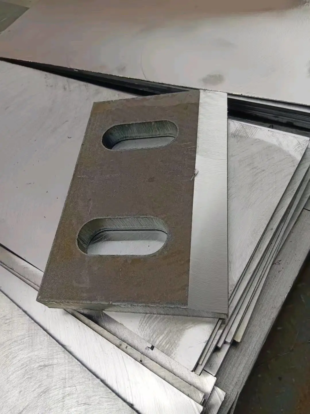 刘佳佳工矿铁路配件、压轨器、橡胶垫板、道夹板生产厂家*