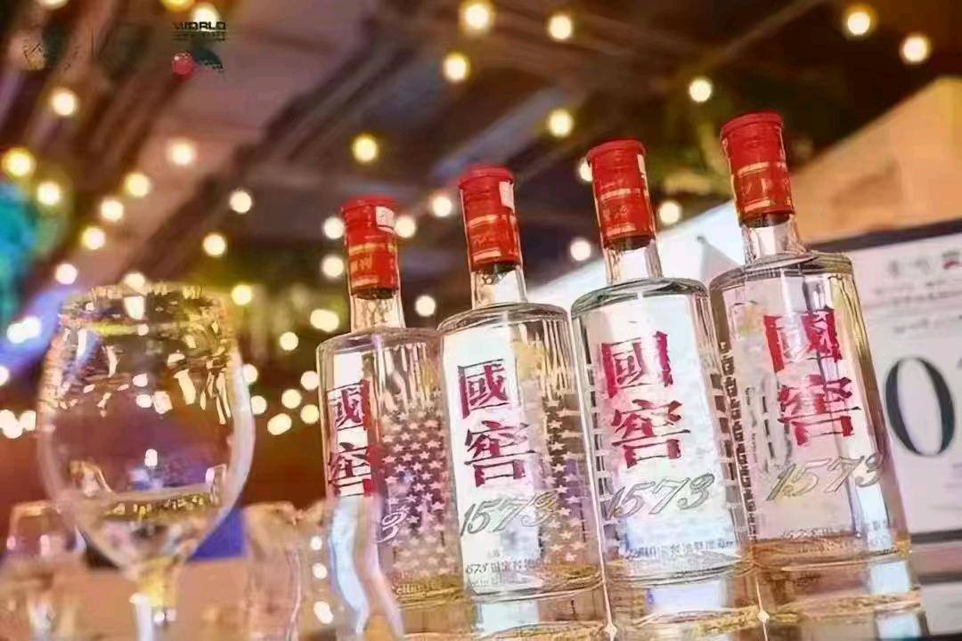 周女士其他供需寻求长期合作，提供茅台五粮液国窖名酒系列1比1商务摆件，量大可谈