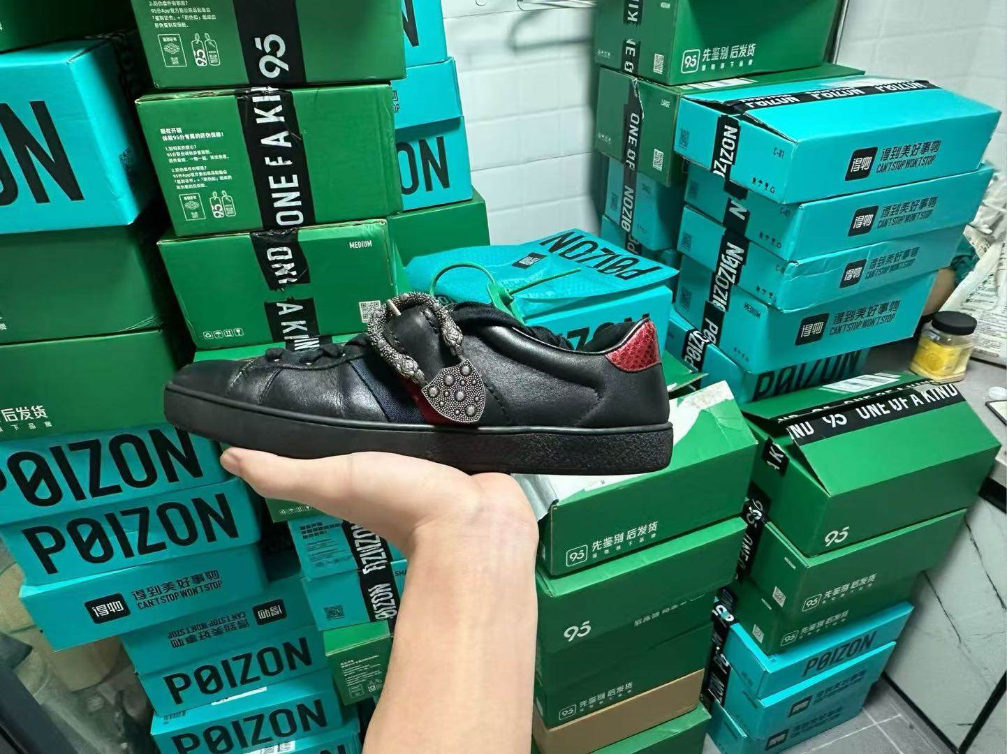 索先生得物鞋子服饰一手资源批发，手机简单买货小白陪跑