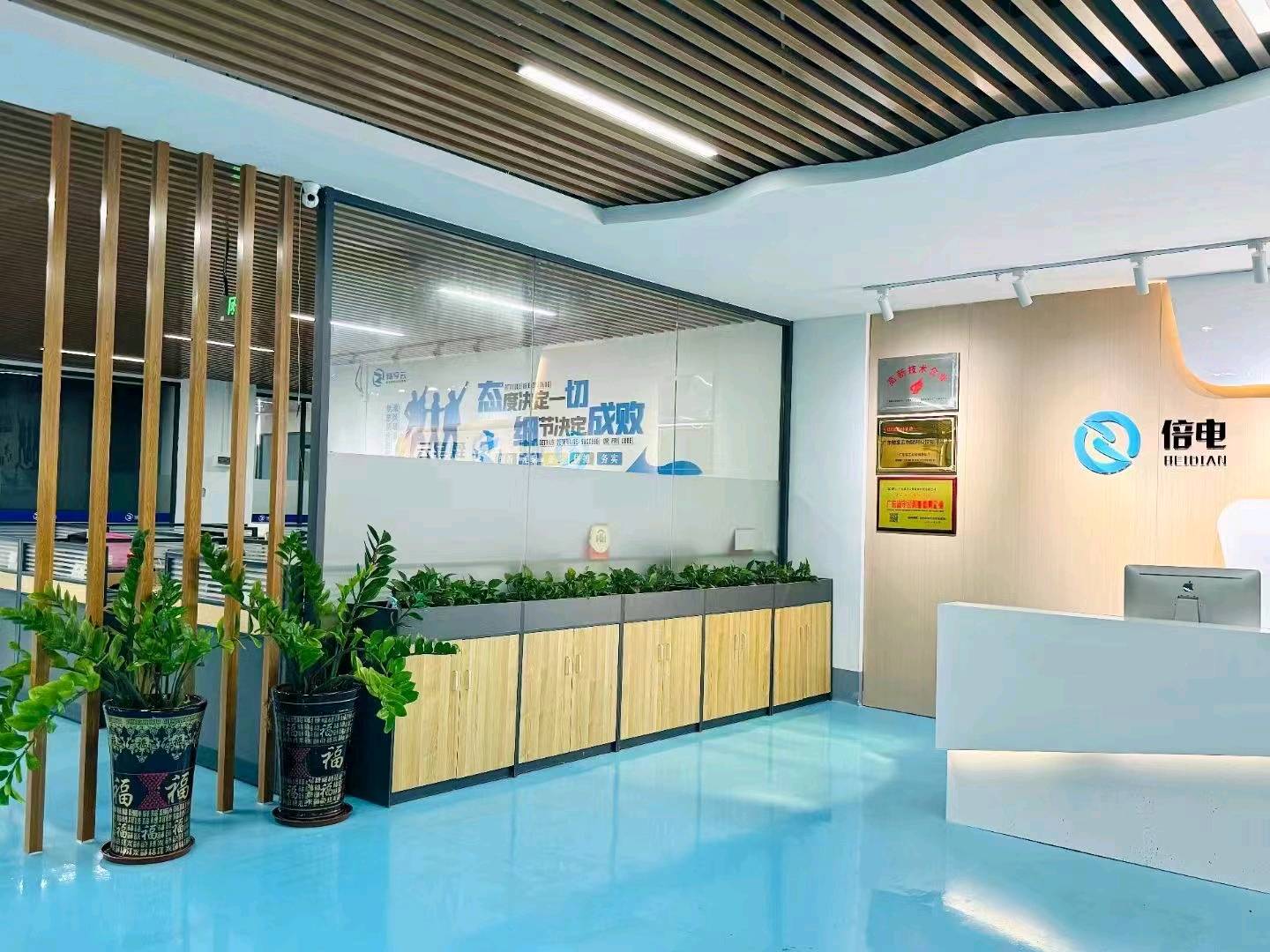 周女士找合伙人提供共享充电宝产品和广告机，寻找代理商