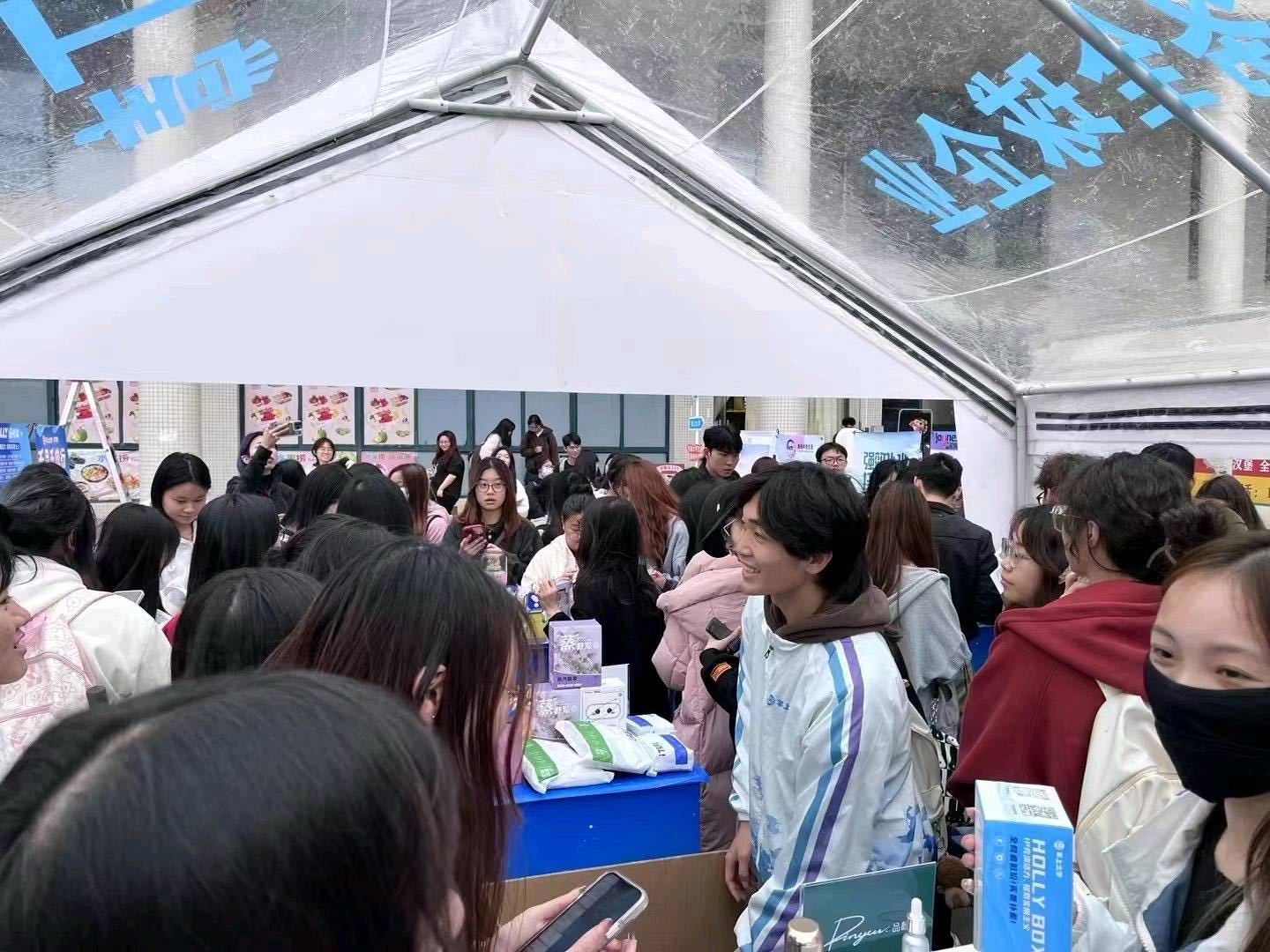 彭女士全国3000所大学校园私域团购渠道，选品通过可保roi