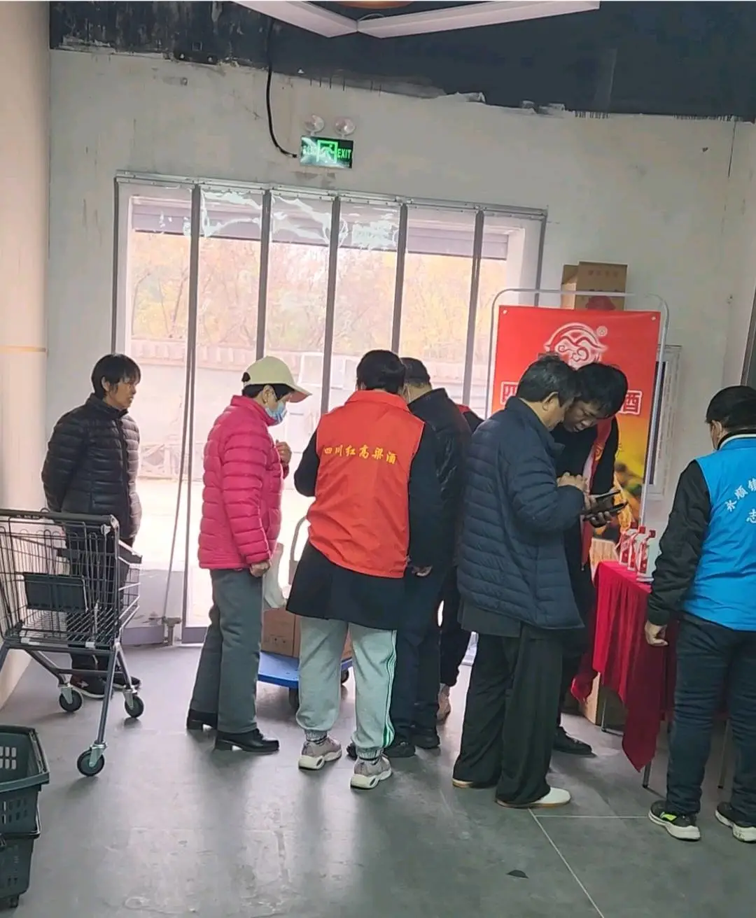 刘先生地推项目地推微信群发卖酒卖鞋,一单100+,开一级后台,绿色长久。