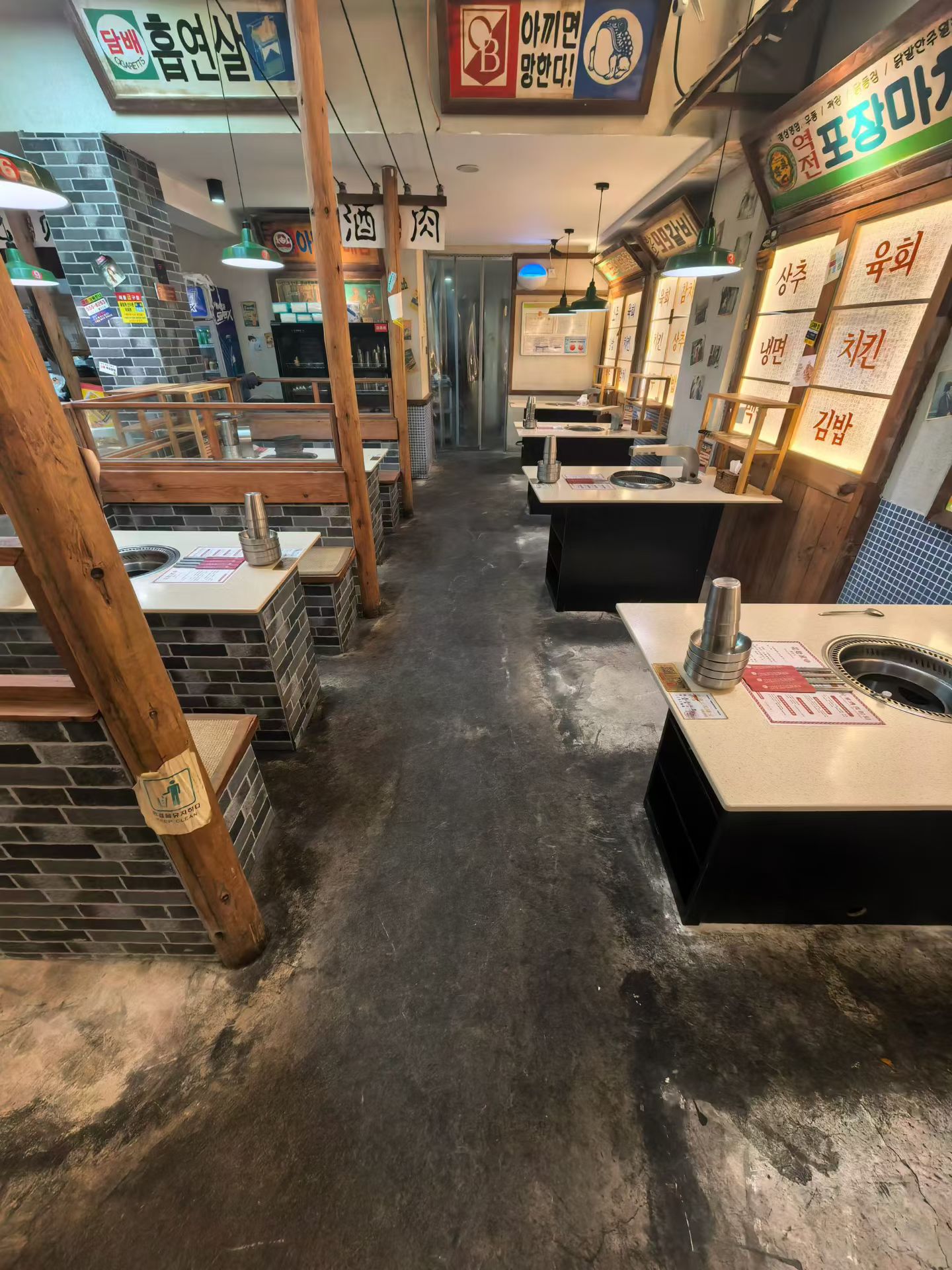 严晓斌品牌货源寻找当地上门地推目标客户，酒店，餐饮，工厂，学校和医院等食堂后厨的场景