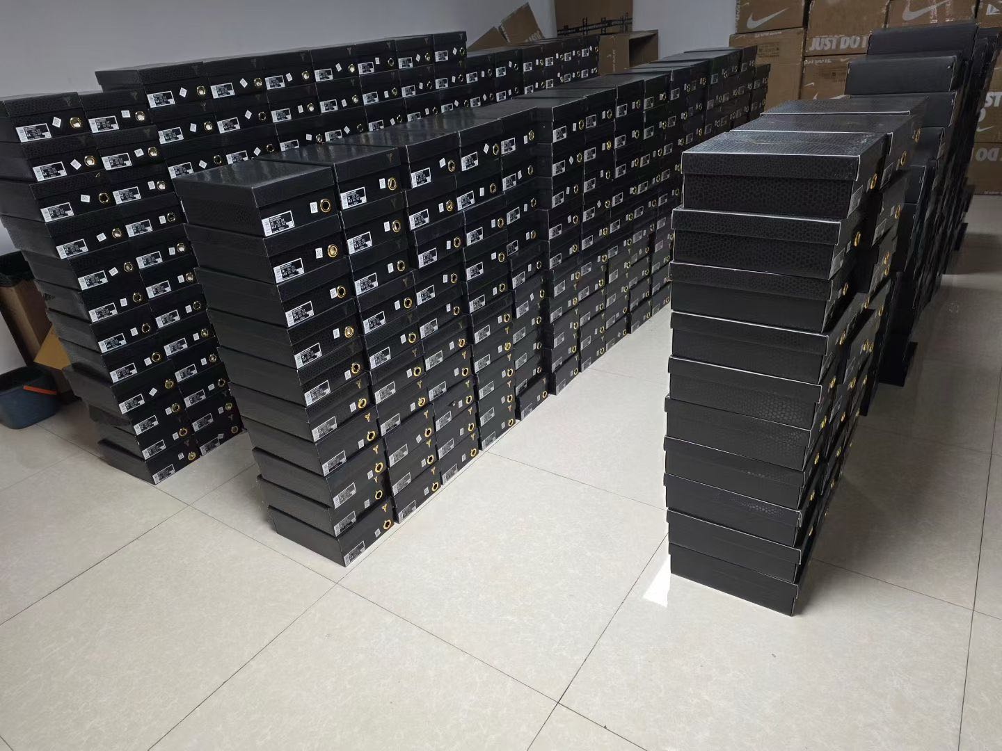 丁凤芹得物搬砖，各类鞋服品牌批发一手货源，线报资源，资质全，量大可谈