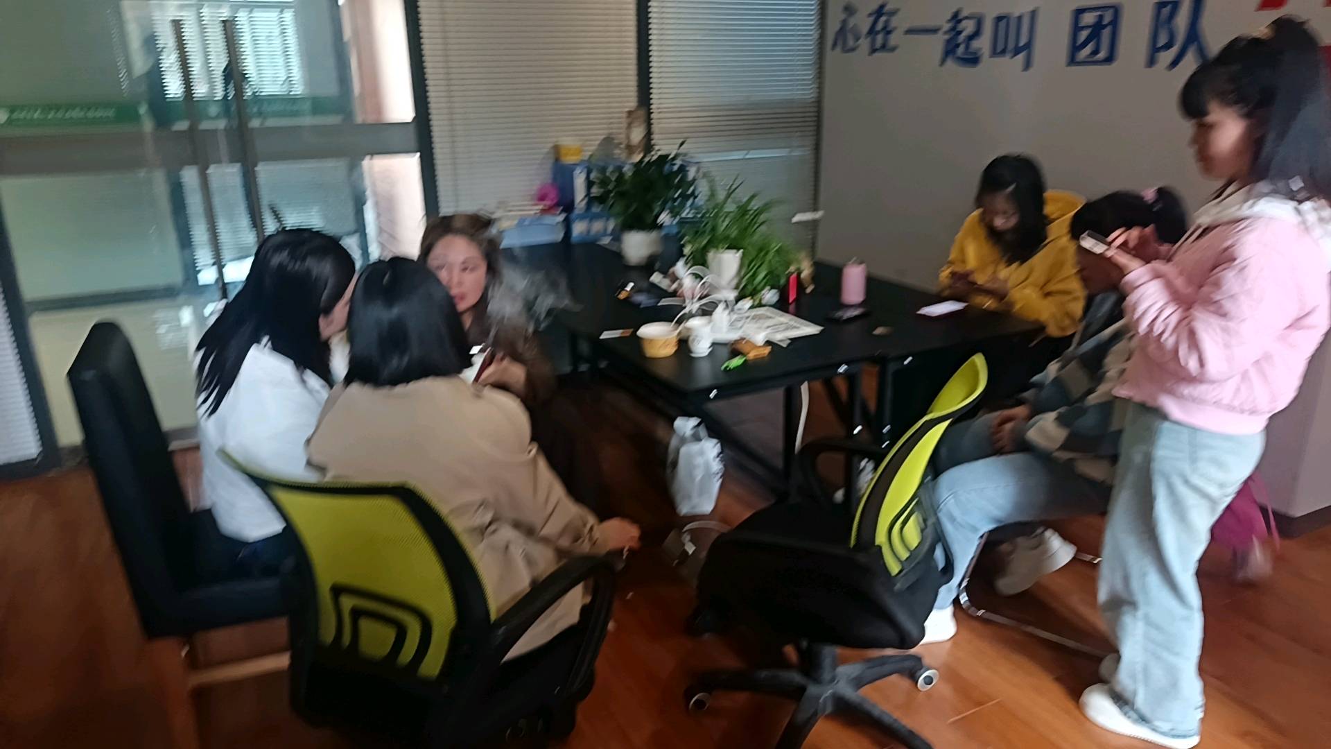 季晓红推广团队几百人大团队，稳定