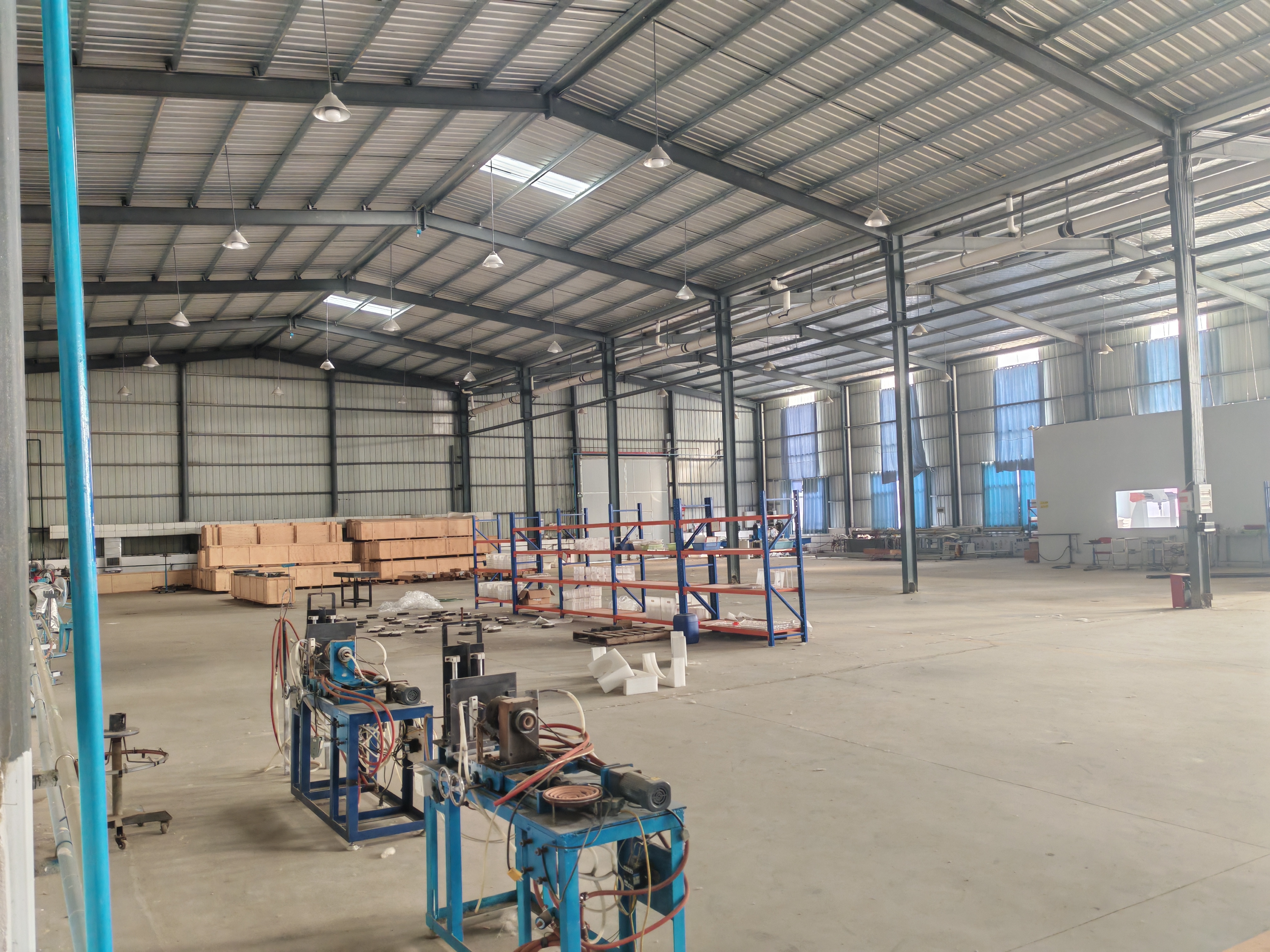 邵长森场地活动自有仓库6000平方,寻求合作,代加工也可以有工人!