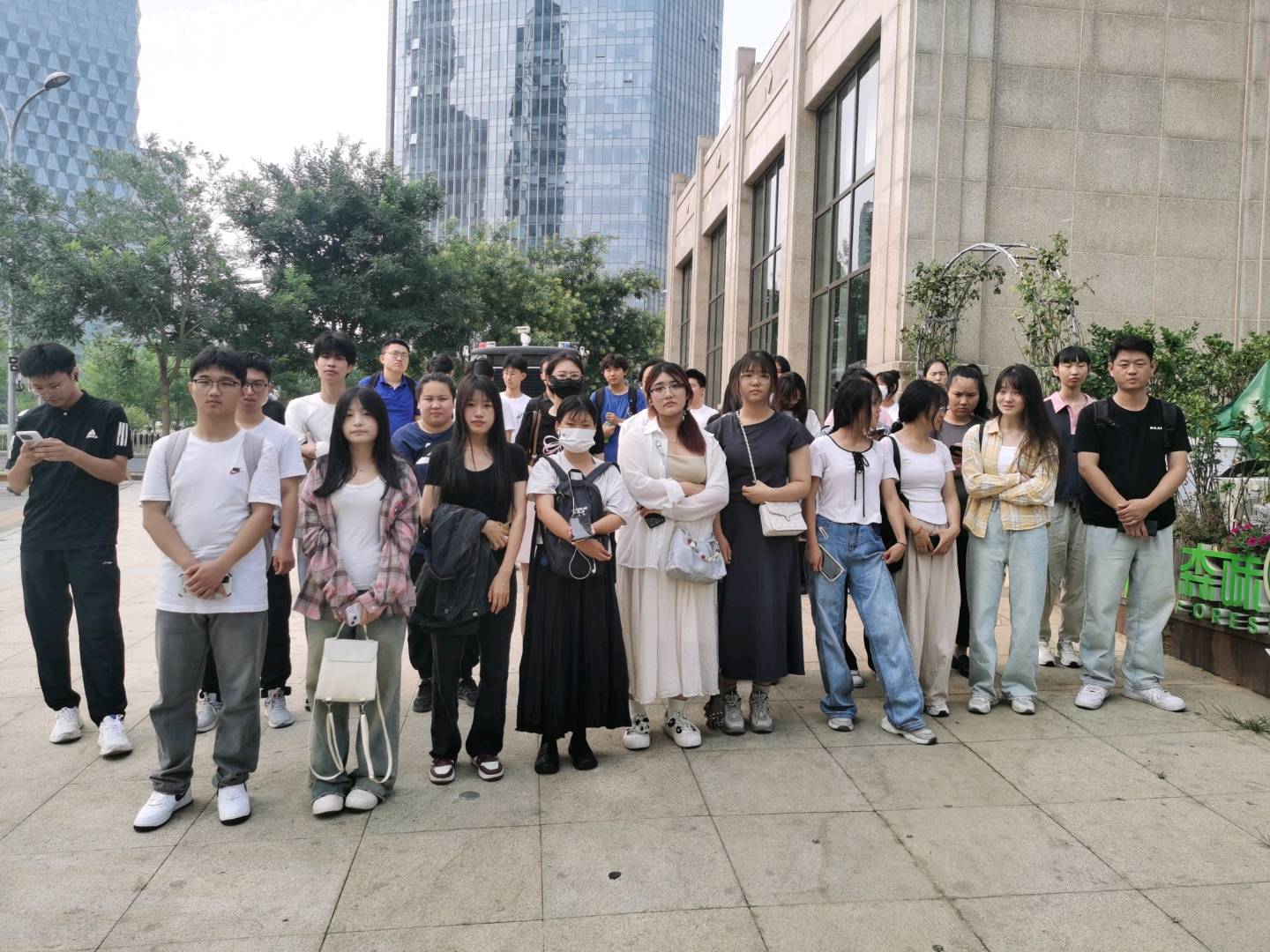 罗先生提供济南地推人人员，之前做人力资源的，现在手里很多地推人员