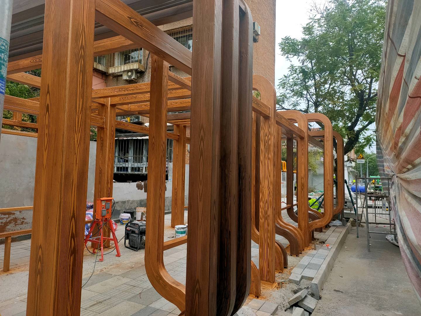 于建山专业木纹漆施工，承接全国护栏廊架钢结构仿木工程