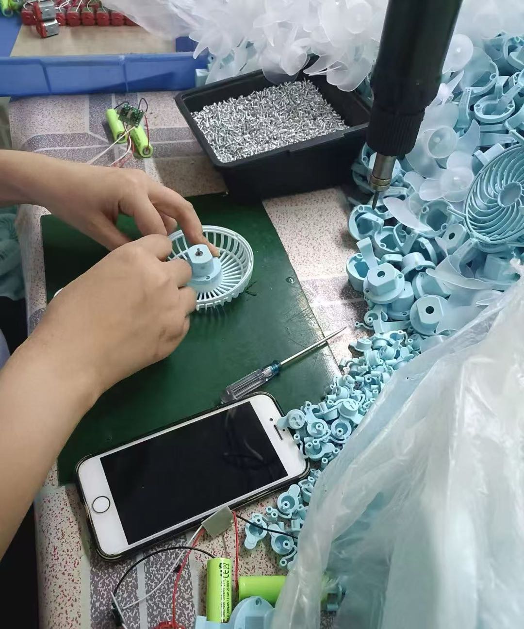 谢先生电子件外发城镇，乡下组装代工。各地闲散劳力可对接。