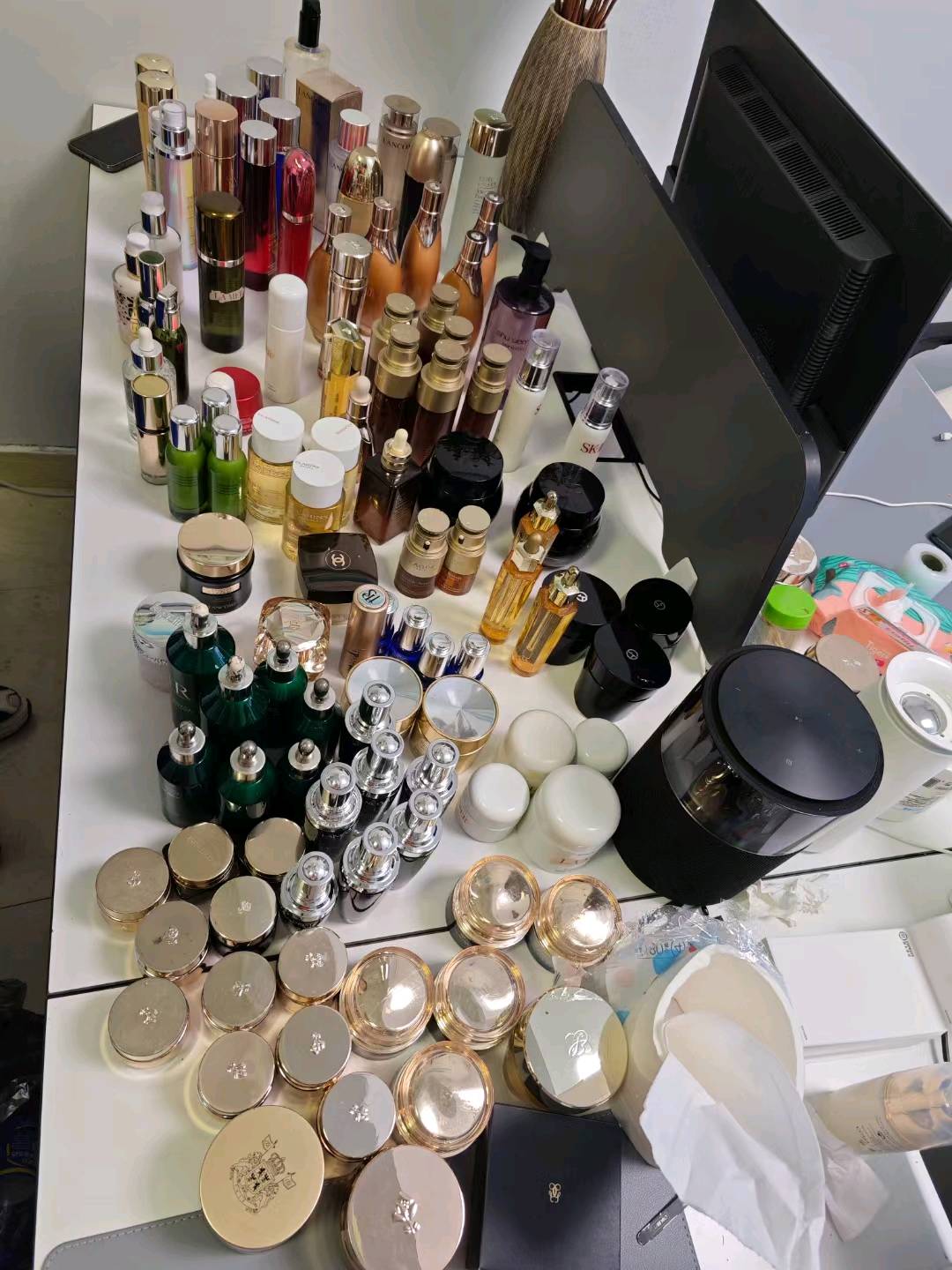 赵先生品牌货源提供各**美容护肤品香水等等，2-3折左右下架证品，支持官方验证