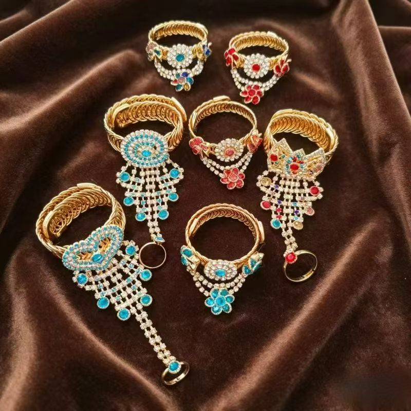 李蕊宇品牌货源新疆小羊，裸羊、配饰，帽子，大量现货，需要联系