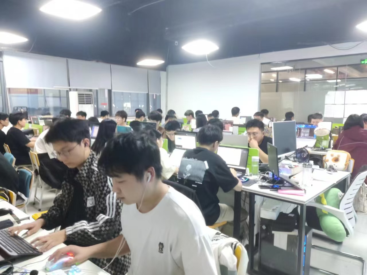 牛亚辉推广团队承接剪辑，拉新，代播，地推，千人稳定团队