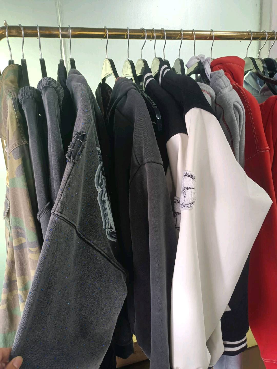 吴先生乙方信息寻找服装档口，博主，初创业，卖衣服的商家来合作