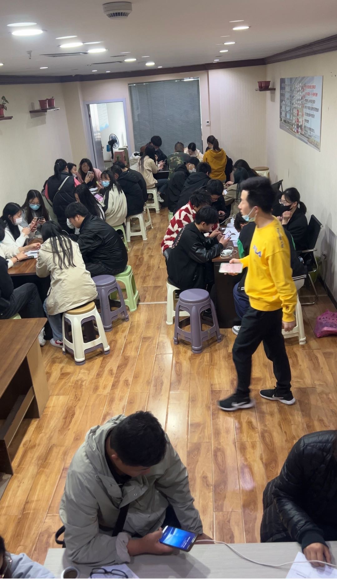 代女士找合伙人