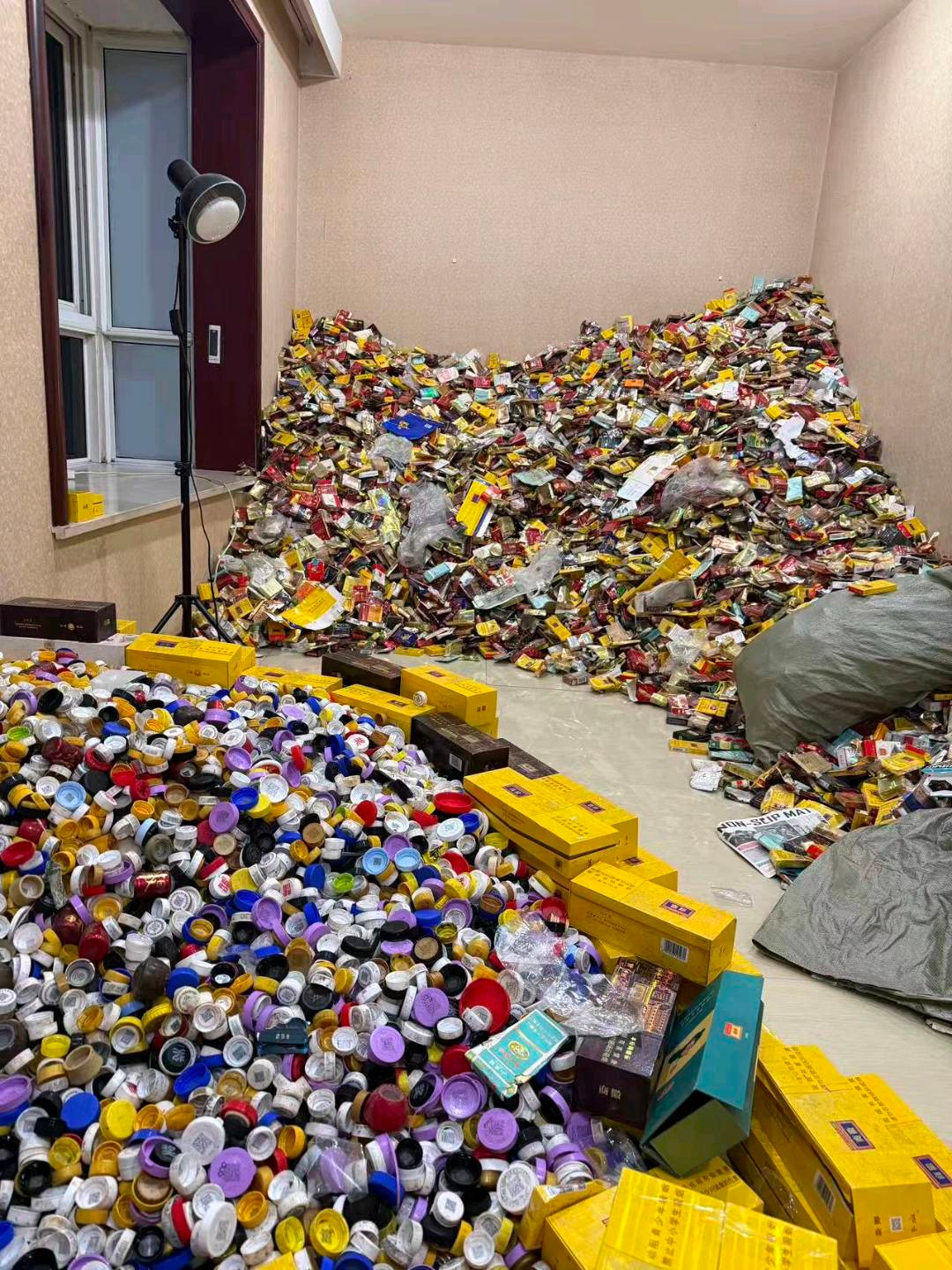 杨先生其他供需回收烟盒，饮料瓶盖，啤酒瓶盖，白酒瓶盖！