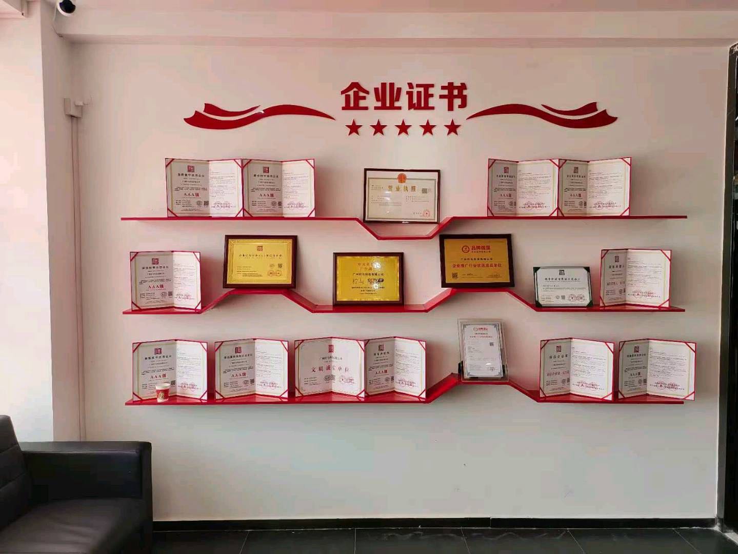 李先生手机看广告就有收益，单机保底*，多机操作，当日提现秒到账