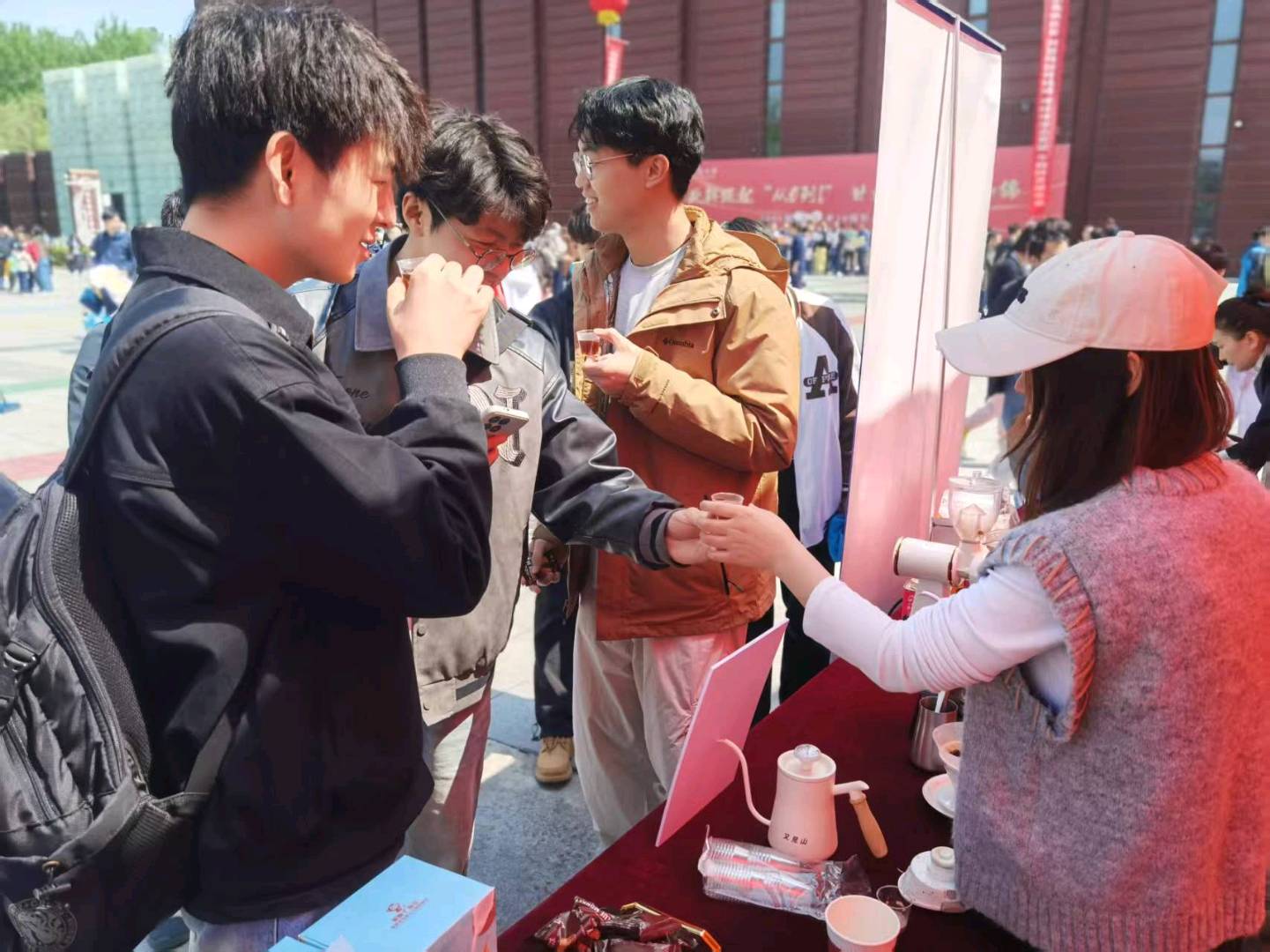 严博异业合作提供免费咖啡休食，咖啡冲饮服务，现场人员服务。置换活动摊位或驻场服务
