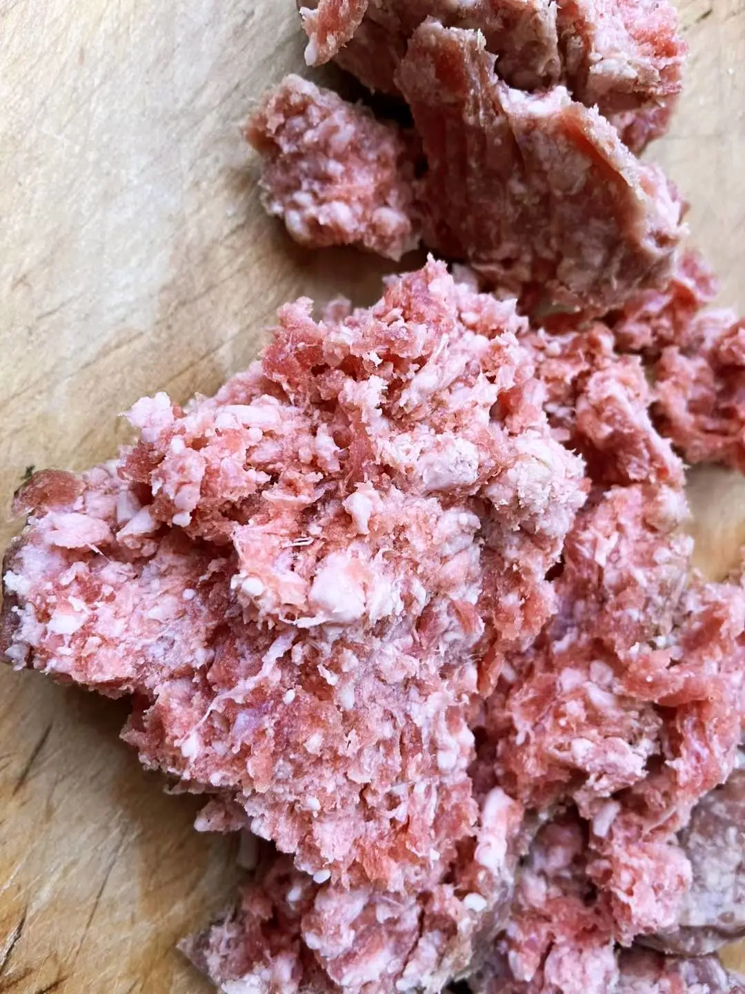 张宏运品牌货源提供货源,有大量内蒙本地生鲜牛肉馅,屠宰场厂加工包装牛肉馅