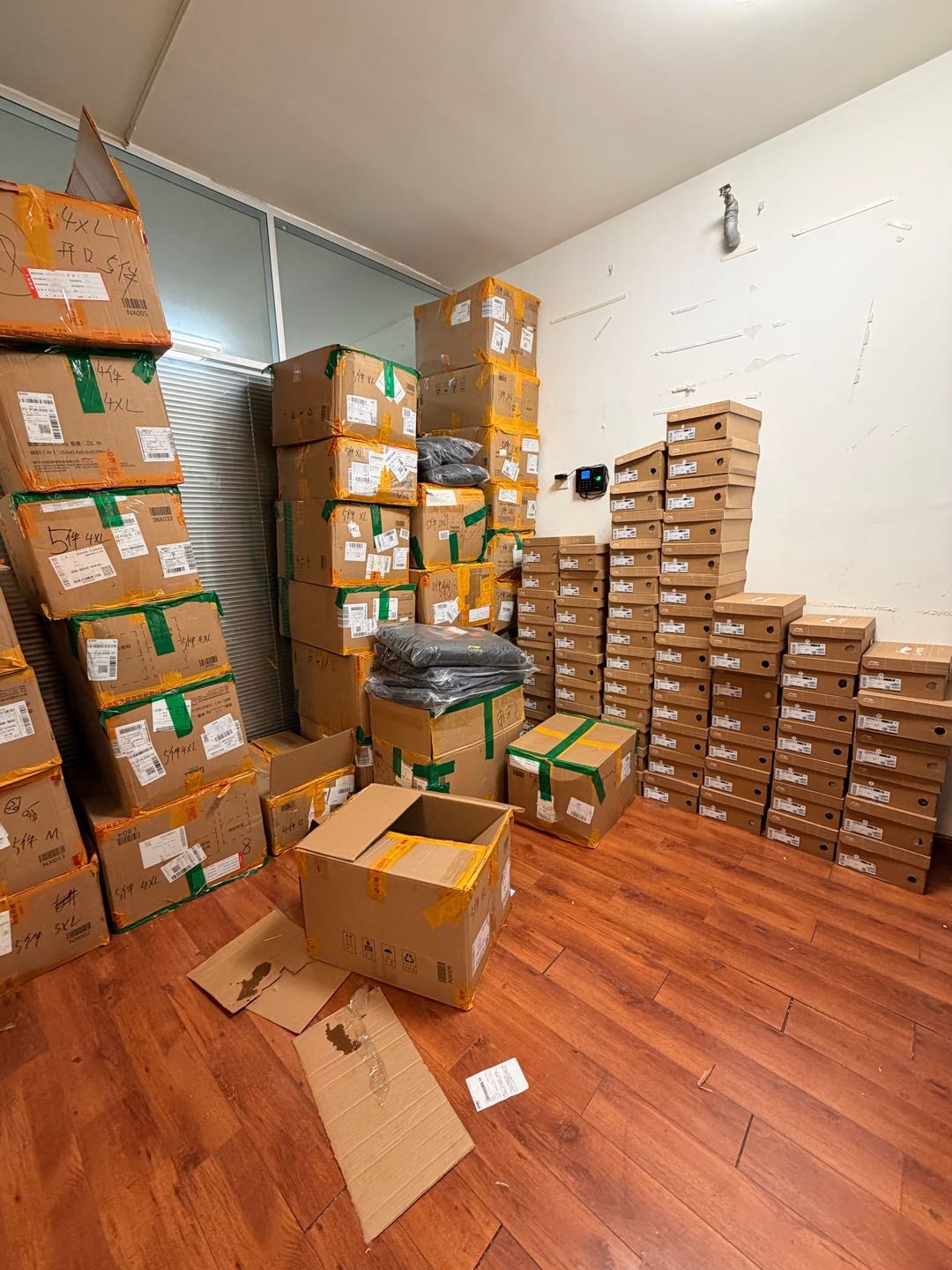 王女士品牌货源李宁/安踏得物搬砖货源,国内现货,每日全国比价,高品质球鞋批发合作!